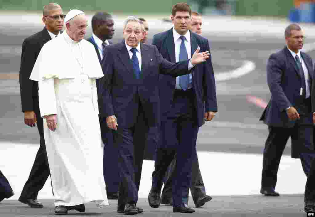 El Papa Francisco es recibido en La Habana por el gobernante cubano Raúl Castro.