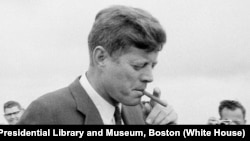 Kennedy fuma un tabaco en Hyannis Port, Massachusetts, el 11 de mayo de 1963. (Foto: Cecil Stoughton. White House Photographs)