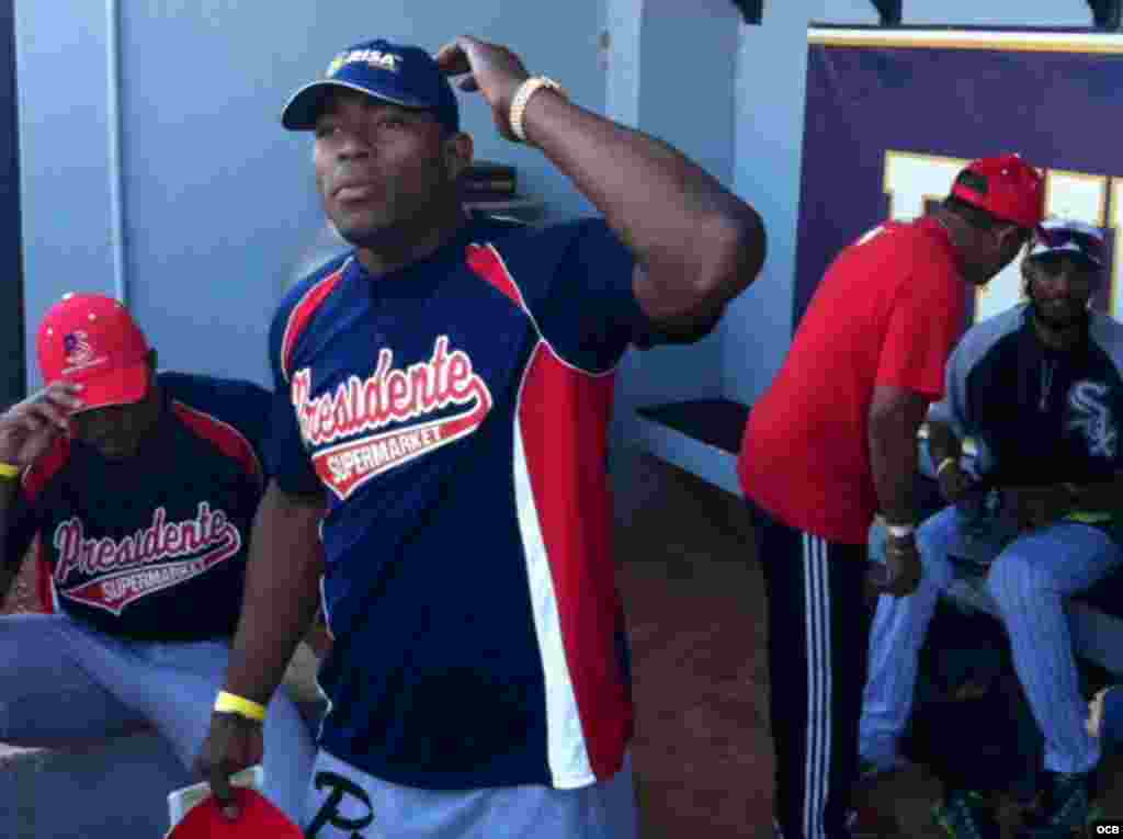 El cubano Yasiel Puig alienta a los jugadores de su equipo en el partido de las Estrellas Cubanas efectuado en domingo 18 de enero del 2015 en Miami.