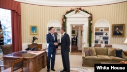 Presidente Barack Obama y Mitt Romney en la Oficina Oval de la Casa Blanca. 