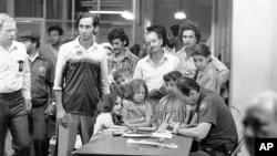 Un grupo de refugiados cubanos en la base naval de key West. AP Photo/PKS