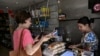 Una mujer compra pan en la mipyme KO Mercado, en La Habana, el 24 de junio de 2026.