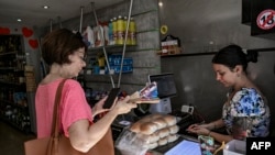 Una mujer compra pan en la mipyme KO Mercado, en La Habana, el 24 de junio de 2026.