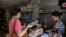 Una mujer compra pan en la mipyme KO Mercado, en La Habana, el 24 de junio de 2026.