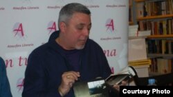 El autor Armando de Armas, lee de su novela Caballeros en el Tiempo.