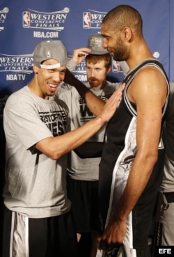 El francés Tony Parker (d) y Danny Green (i) de los Spurs de San Antonio celebran tras vencer ante los Grizzlies de Memphis en el cuarto partido de las finales de la Conferencia Oeste.