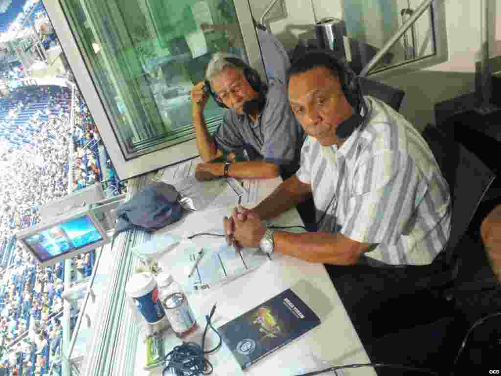 Delante el pelotero cubano, Tany P&eacute;rez, miembro del Sal&oacute;n de la Fama de las Grandes Ligas del B&eacute;isbol, junto al tambi&eacute;n pelotero cubano y comentarista deportivo, Orlando "El guajiro Pe&ntilde;a".