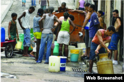 Abastecen de agua con pipas en Cuba (Archivo)