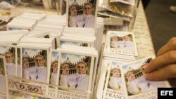  Postales con el nuevo papa Francisco, a la venta por 20 céntimos, en el Vaticano. 