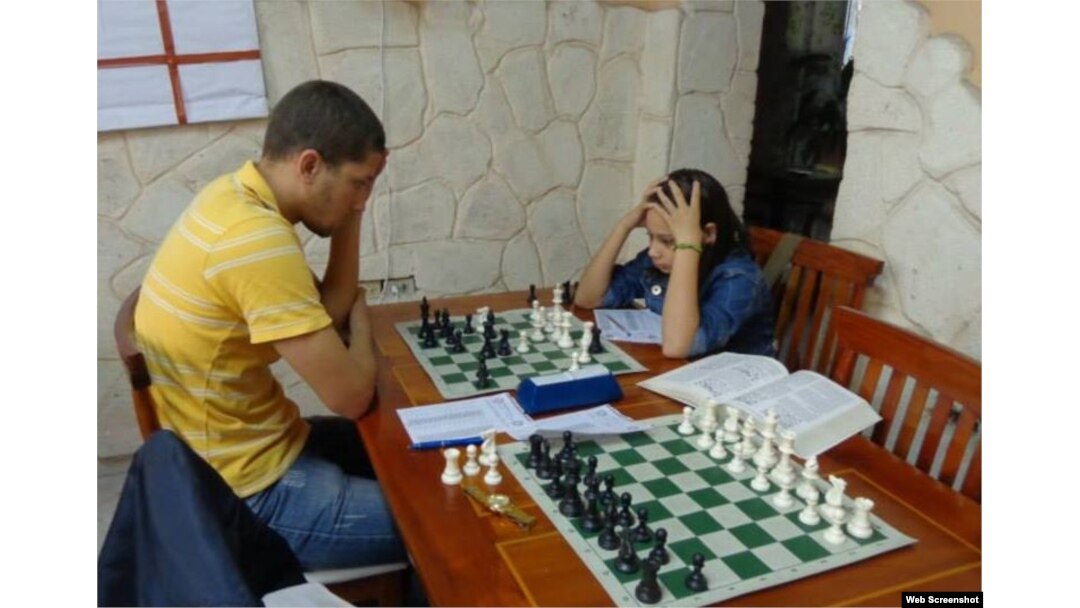 Thalía Cervantes juega con Antonio Sevila, en la Academia Arencibia de La Habana.