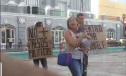 Nelva Ismarays Ortega Tamayo con su bebé en brazos reclama conocer el paradero de su esposo.