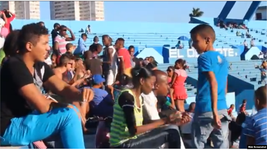Estadio en La Habana. Imágenes tomadas por aficionados