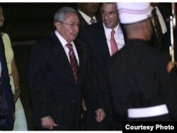 Raúl Castro pasa revista a la Guardia de Honor en el Aeropuerto Panamá Pacífico.