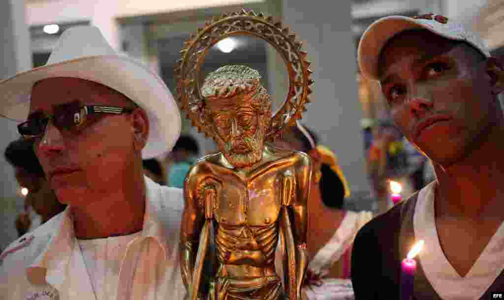 Pidiendo y cumpliendo promesas a San Lázaro.