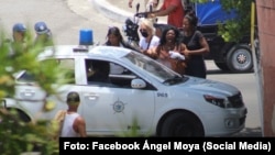 La líder de Las Damas de Blanco, Berta Soler, es detenida por la policía en La Habana, en julio de 2025.