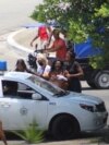 La líder de Las Damas de Blanco, Berta Soler, es detenida por la policía en La Habana, en julio de 2025.