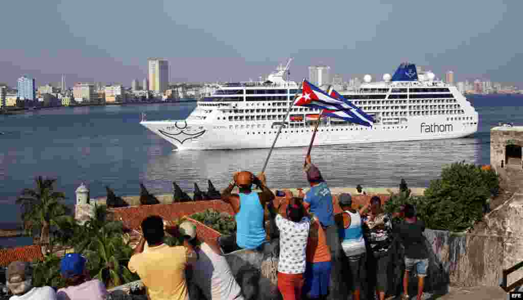 El crucero Adonia en la rada habanera el 2 de mayo del 2016.