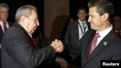 El presidente de México junto a Raúl Castro en una reunión privada en la cumbre del CELAC.