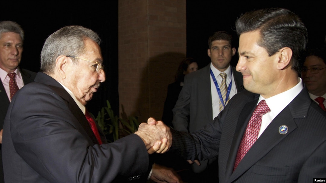 El presidente de México junto a Raúl Castro en una reunión privada en la cumbre de la CELAC.