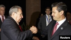 El presidente de México junto a Raúl Castro en una reunión privada en la cumbre de la CELAC.