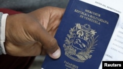 Un pasaporte venezolano.