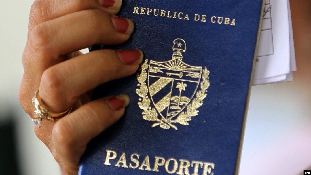 La disidente cubana <span class="classCadenaBusqueda" style="background-color: rgb(255, 204, 51);">Yoani</span> S&aacute;nchez recibe un ramo de flores hoy, mi&eacute;rcoles 20 de febrero de 2013, en la sede de la C&aacute;mara de Diputados, en Brasilia (Brasil).