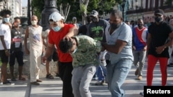 Policías vestidos de civil detienen a un manifestante en La Habana, el 11 de julio de 2021. (REUTERS/Stringer)