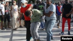 Policías vestidos de civil detienen a un manifestante en La Habana, el 11 de julio de 2021. (REUTERS/Stringer)