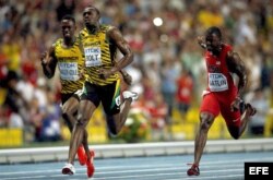 El atleta jamaicano Usain Bolt (C) vence en la final de los 100m masculinos de los Mundiales de Atletismo Moscú 2013 que se celebran en el Estadio Olímpico Luzhnikí de la capital rusa.