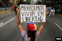 Cientos de personas participaron este sábado en una manifestación religiosa por la paz en Caracas, Venezuela.