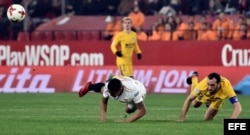 El delantero colombiano del Sevilla Luis Muriel (i) y el uruguayo Diego Godín, del Atlético de Madrid.