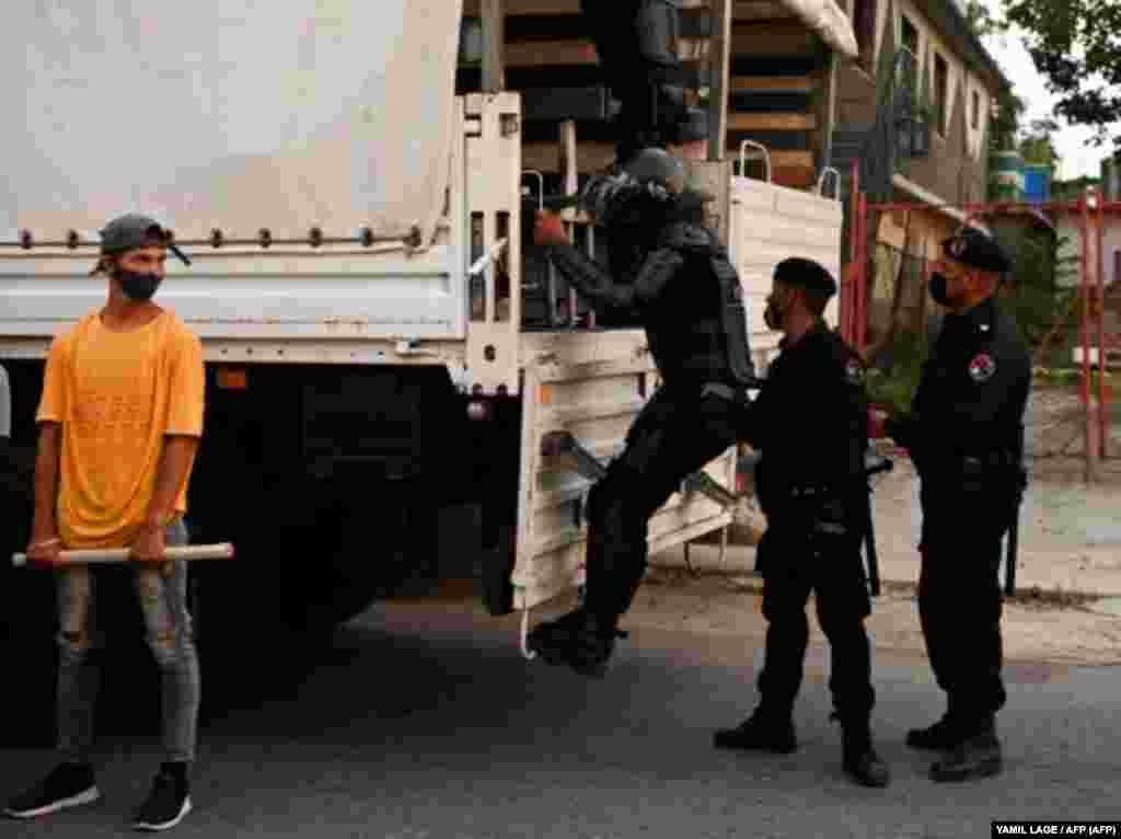 La polic&#237;a antidisturbios recorre las calles luego de una manifestaci&#243;n contra el gobierno de Miguel D&#237;az-Canel en el municipio de Arroyo Naranjo, La Habana el 12 de julio de 2021. 