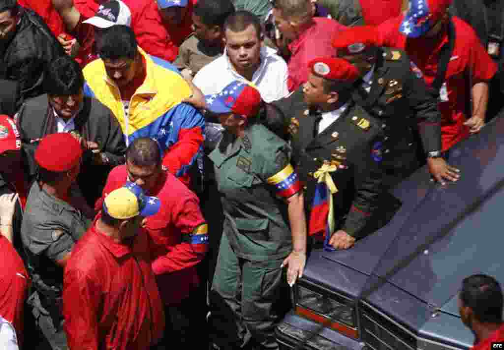El presidente boliviano, Evo Morales (i), y el vicepresidente venezolano, Nicolás Maduro (ci), junto a cientos de seguidores, acompañan el féretro del fallecido presidente de Venezuela, Hugo Chávez.