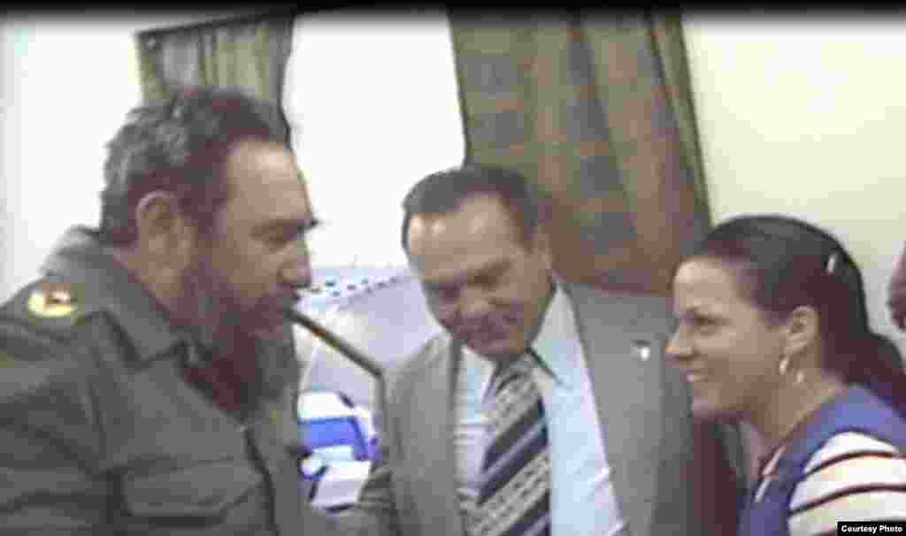 Fidel Castro conversa durante un viaje a Nueva York con la azafata Gladys Duarte (d), su amante, según su ex guardaespaldas Juan R. Sánchez.