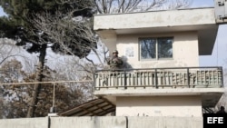 Un miembro de las Fuerzas de Seguridad vigila desde una torre del hospital militar de Kabul, donde al menos 30 personas han muerto y otras 50 resultaron heridas en un ataque reivindicado por el grupo yihadista Estado Islámico, en Kabul (Afganistán), hoy, 