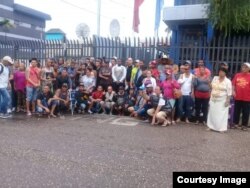 Cubanos protestan frente a sede de ACNUR en Trinidad y Tobago.