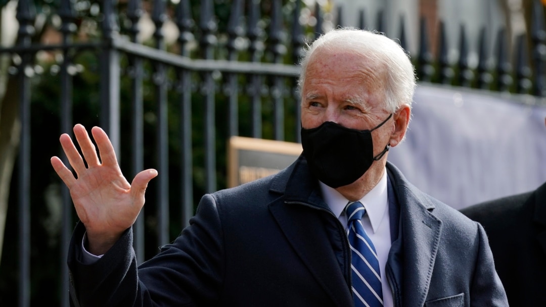 El presidente Joe Biden saluda a sus seguidores a la salida de un servicio religioso en la Iglesia de la Santa Trinidad, en Georgetown. (AP/Patrick Semansky) 