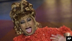 Celia Cruz acepta el premio al mejor álbum de salsa en los Latin Grammy de 2002.
(AP/Kevork Djansezian, File)