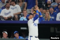 Primera base Yuli Gurriel (18) atrapa un pop-fly en la tercera entrada contra los Yankees de Nueva York durante el cuarto partido de la ALDS para el 2024 MLB Playoffs en el Kauffman Stadium. 10/10/ 2024(Denny Medley-Imagn Images)