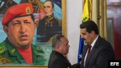 El presidente de Venezuela, Nicolás Maduro (d), y el presidente de la Asamblea Nacional (AN, Parlamento unicameral) Diosdado Cabello (i), se saludan durante una reunión de trabajo.
