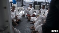Cubanos a bordo del escampavías Moore