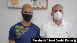 José Daniel Ferrer, a la derecha, recibe en la prisión Mar Verde una visita de su hijo Danielito el 8 de octubre de 2021.