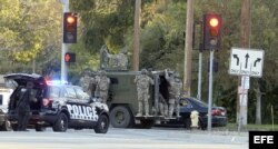 Fuerzas especiales de respuesta llegan al lugar donde fueron abatidos los sospechosos del ataque en San Bernardino, California.