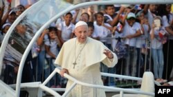 El Papa Francisco saluda a la multitud a su arribo a Panamá para asistir a la Jornada Mundial de la Juventud. 