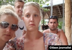 Jemma Hayes (c) y otros turistas británicos preocupados por el ciclón Matthew en el hotel Blau Costa Verde de Guardalavaca.