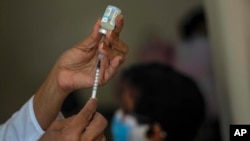 Una enfermera prepara una dosis de la vacuna cubana Abdala contra el COVID-19. (AP/Ramón Espinosa/Archivo)