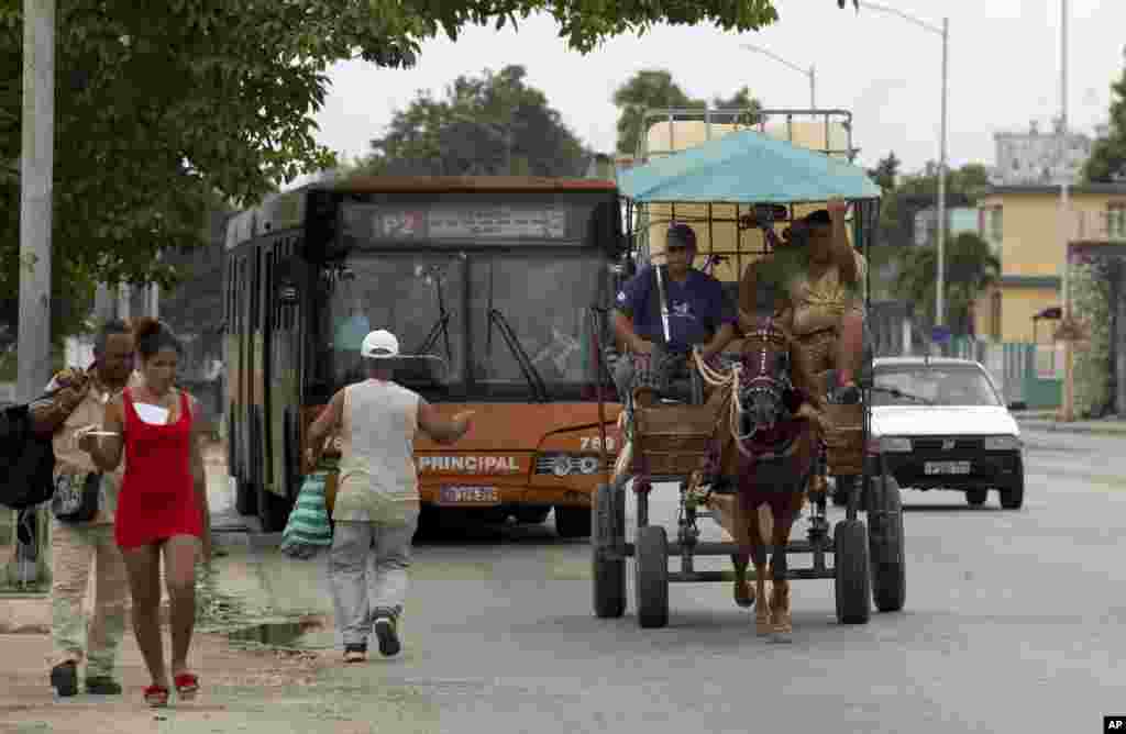 Un coche de caballos en La Habana. AP Photo/Ismael Francisco