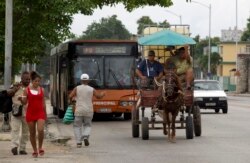 Un coche de caballos en las afueras de La Habana.