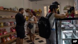 La gente compra en una tienda de comestibles privada en La Habana, el 11 de noviembre de 2023. (Foto AP/Ramón Espinosa)