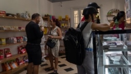Personas compran en una tienda de comestibles privada en La Habana, Cuba. (AP/Ramón Espinosa)